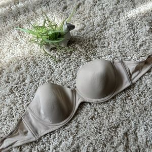 Ellen Tracy 38D Super cute cream beige comfy soft strapless push up bra.